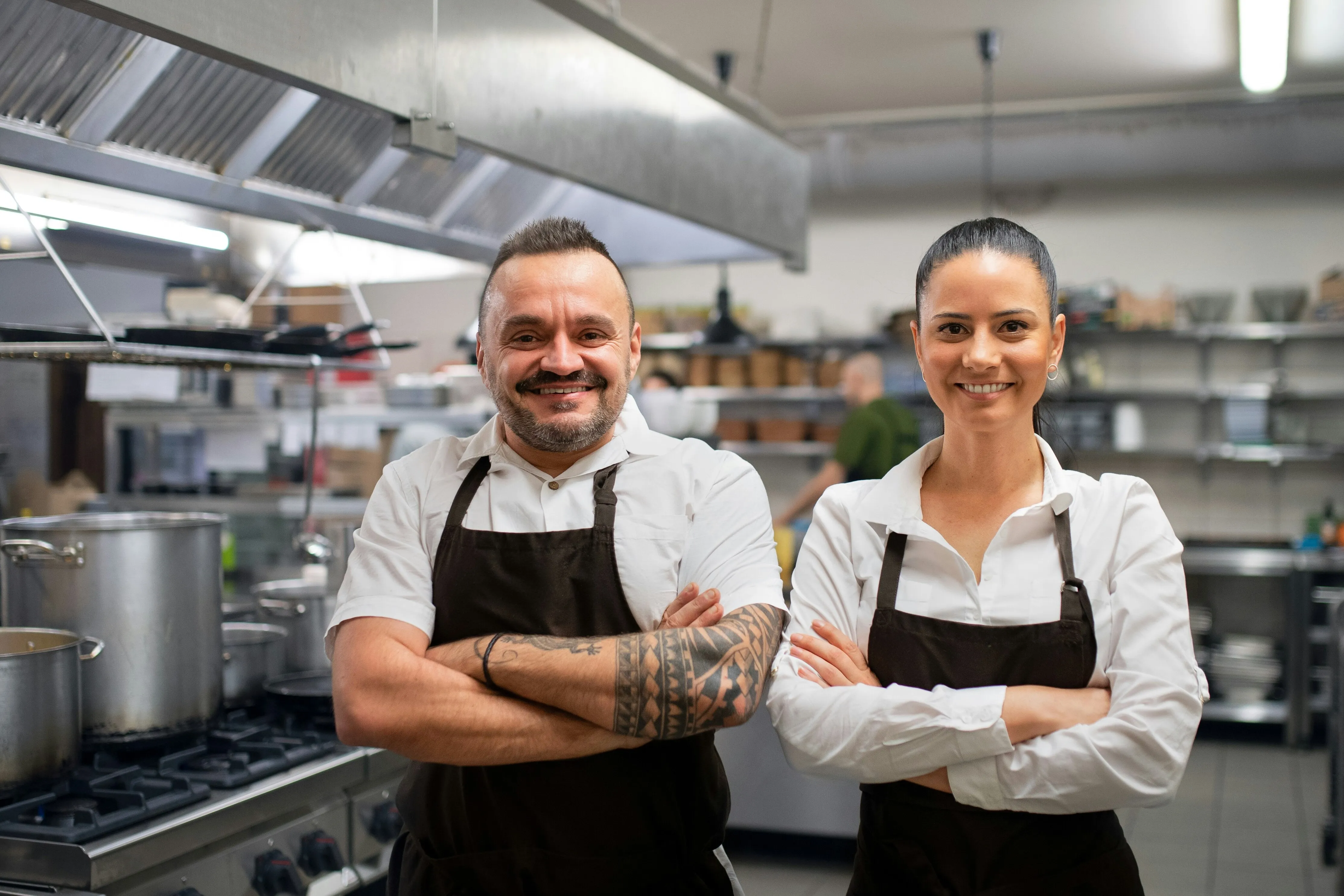 Zwei Köche in einer Gastro-Küche